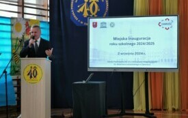 Na zdjęciu kobieta przemawia.