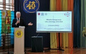 Na zdjęciu mężczyzna przemawia.