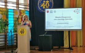 Na zdjęciu kobieta przemawia.