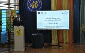 Na zdjęciu Dyrektor szkoły prezentuje informacje o szkole.