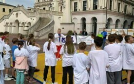 Na zdjęciu uczniowie uczestniczą w spotkaniu z mistrzami olimpijskimi
