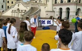 Na zdjęciu uczniowie uczestniczą w spotkaniu z mistrzami olimpijskimi