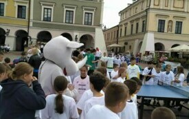 Na zdjęciu uczniowie uczestniczą w spotkaniu z mistrzami olimpijskimi