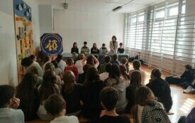 Na zdjeciu uczniowie uczestniczą w debacie przed wyborami SU.