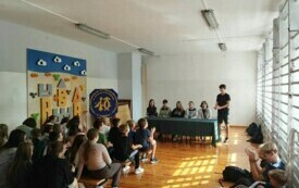 Na zdjeciu uczniowie uczestniczą w debacie przed wyborami SU.