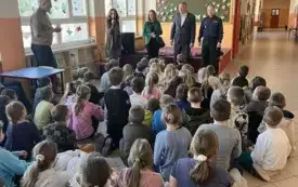 Dzieci słuchają policjanta/