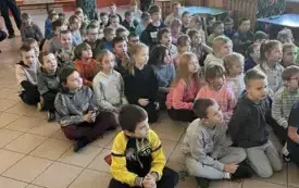 Dzieci słuchają policjanta/