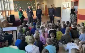 Dzieci słuchają policjanta/