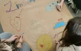 Na zdjęciu uczniowie rysują.
