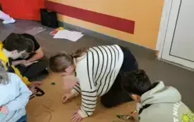 Na zdjęciu uczniowie rysują.