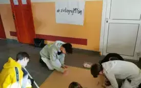Na zdjęciu uczniowie rysują.