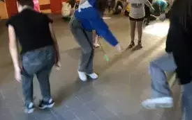 Na zdjęciu uczniowie grają.