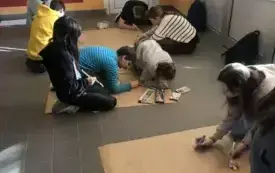 Na zdjęciu uczniowie rysują.