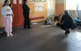 Na zdjęciu uczniowie grają.