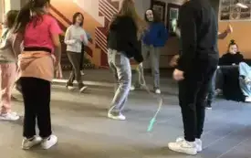 Na zdjęciu uczniowie graja.