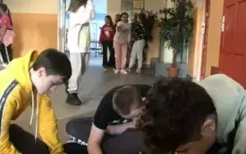 Na zdjęciu uczniowie rysują.