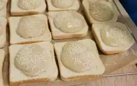 Na zdjęciu dzieci gotują.