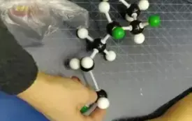 Na zdjęciu zajęcia w pracowni chemicznej.