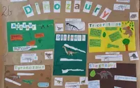 Na zdjęciu uczniowie przegotowują projekt o dinozaurach.