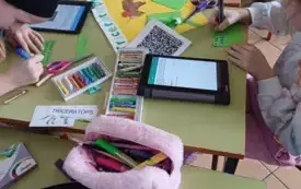 Na zdjęciu uczniowie przegotowują projekt o dinozaurach.