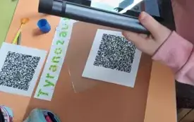Na zdjęciu uczniowie przegotowują projekt o dinozaurach.