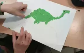 Na zdjęciu uczniowie przegotowują projekt o dinozaurach.