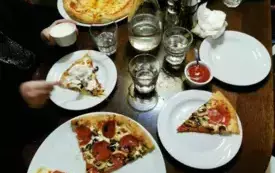 Na zdjeciu talerz z pizzą.
