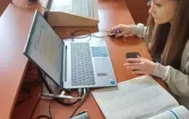 Na zdjeciu uczniowie tworzą zadania.
