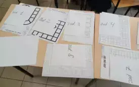 Na zdjeciu kartki z zadaniami.