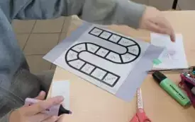 Na zdjeciu uczniowie tworzą zadania.