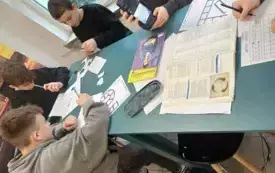 Na zdjeciu uczniowie tworzą zadania.