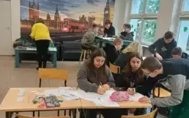 Na zdjeciu uczniowie tworzą zadania.