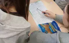 Na zdjeciu uczniowie tworzą zadania.