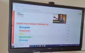Na zdjęciu tablica multimedialna z zadaniem.