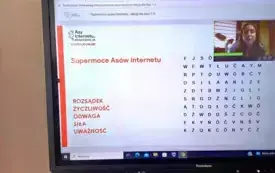 Na zdjęciu tablica multimedialna z zadaniem.