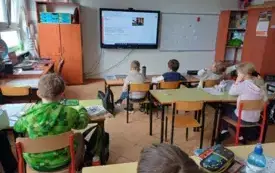 Na zdjęciu uczniowie rysują.
