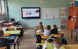 Na zdjęciu uczniowie rysują.