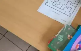 Na zdjęciu uczniowie rysują.