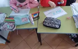 Na zdjęciu uczniowie rysują.