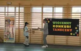 Na zdjeciu tancerki.