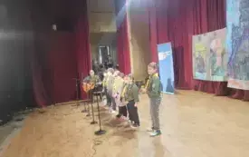 Na zdjęciu zuchy na scenie.