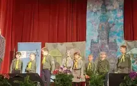 Na zdjęciu zuchy na scenie.