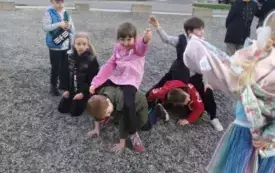 Na zdjęciu dzieci bawia się.