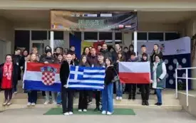 Na zdjęciu dzieci witają gości.