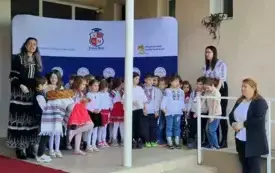Na zdjęciu dzieci witają gości.