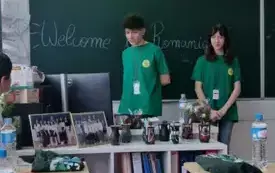 Na zdjęciu uczniowie prezentują szkołę.