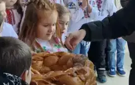 Na zdjęciu dzieci witają gości.