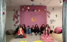 Na zdjeciu scena teatralna i widzowie.