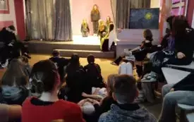Na zdjeciu scena teatralna i widzowie.
