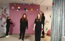 Na zdjeciu scena teatralna i widzowie.